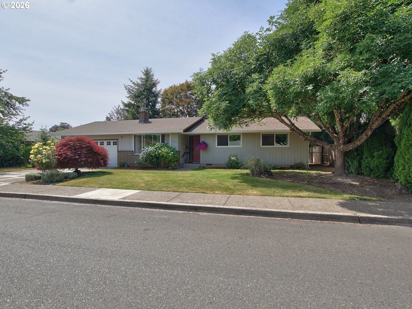 Property Photo:  1728 NE 19th St  OR 97128 