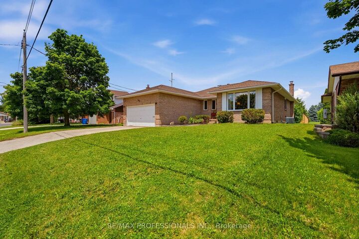 Property Photo:  581 21st Avenue  ON N4N 3H2 