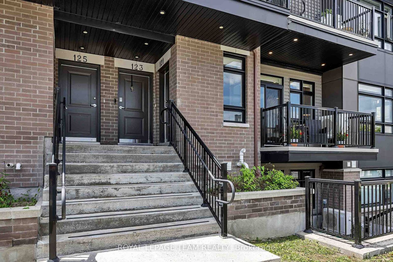Property Photo:  121 Fairweather Street  ON K1T 0M8 
