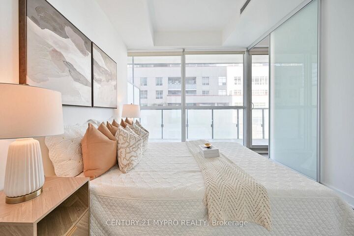 Property Photo: 15 Grenville Street 1007 ON M4Y 0B9