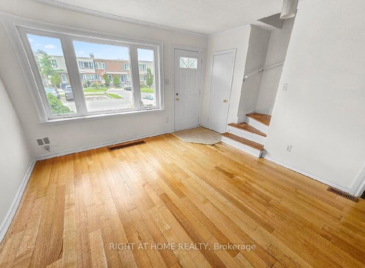 Property Photo: 740 Kennedy Road 49 ON M1K 2C5