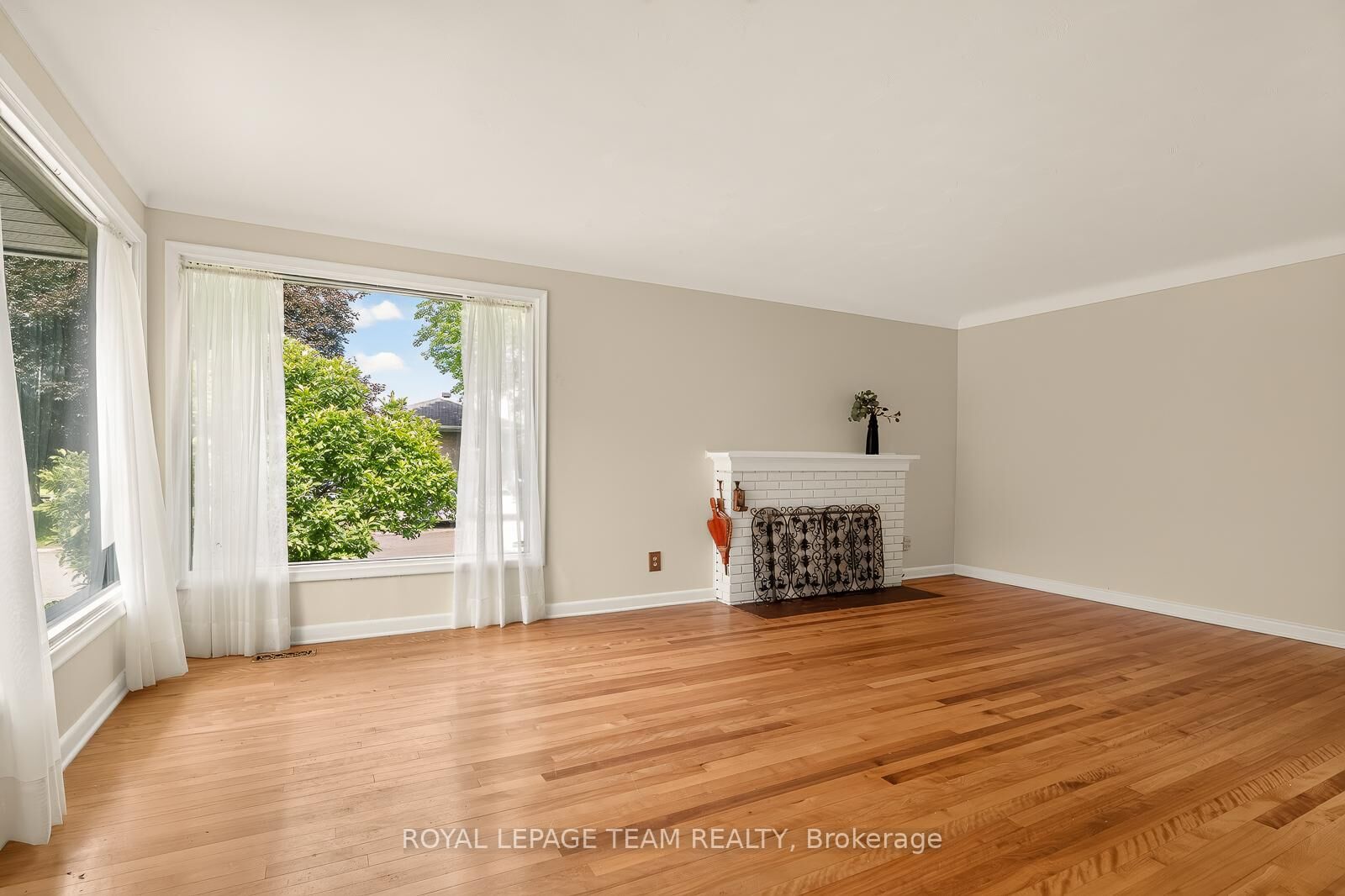 Property Photo:  2046 Dorval Avenue  ON K1G 2N8 