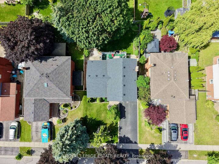 Property Photo: 130 William Stephenson Drive ON L1N 8V1