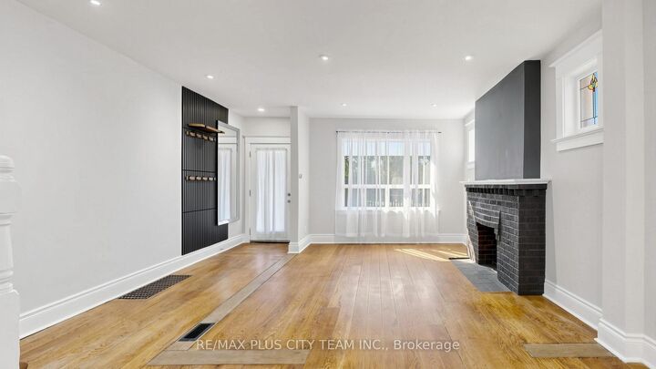 Property Photo:  402 Woodbine Avenue  ON M4L 3P6 