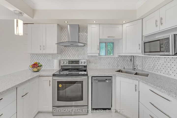 Photo de la propriété:  1345 St. James Avenue Upper  ON L5E 1J3 