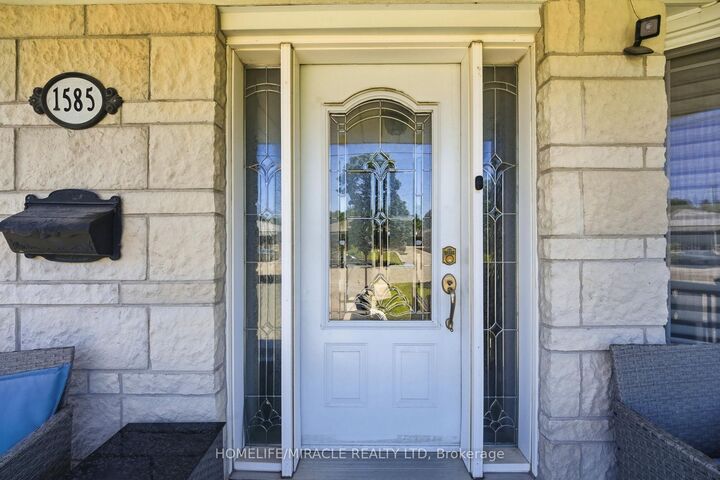 Property Photo: 1585 Coram Crescent ON L4X 1L1