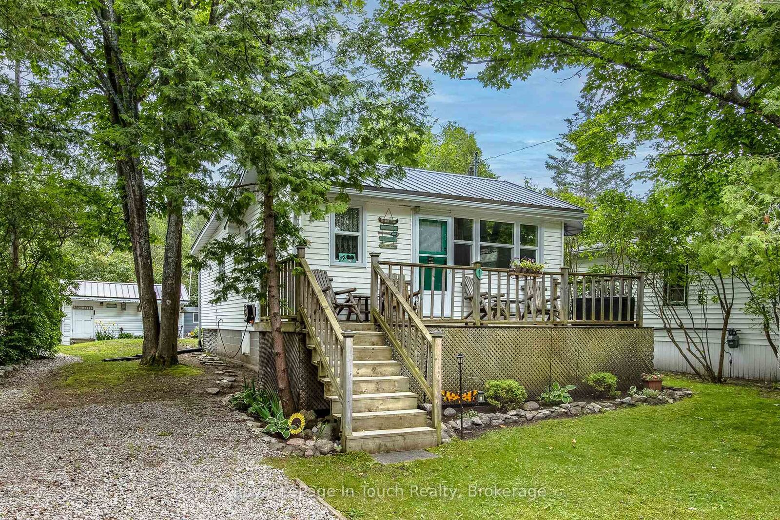 Property Photo: 9 Earldom Boulevard ON L0K 1R0