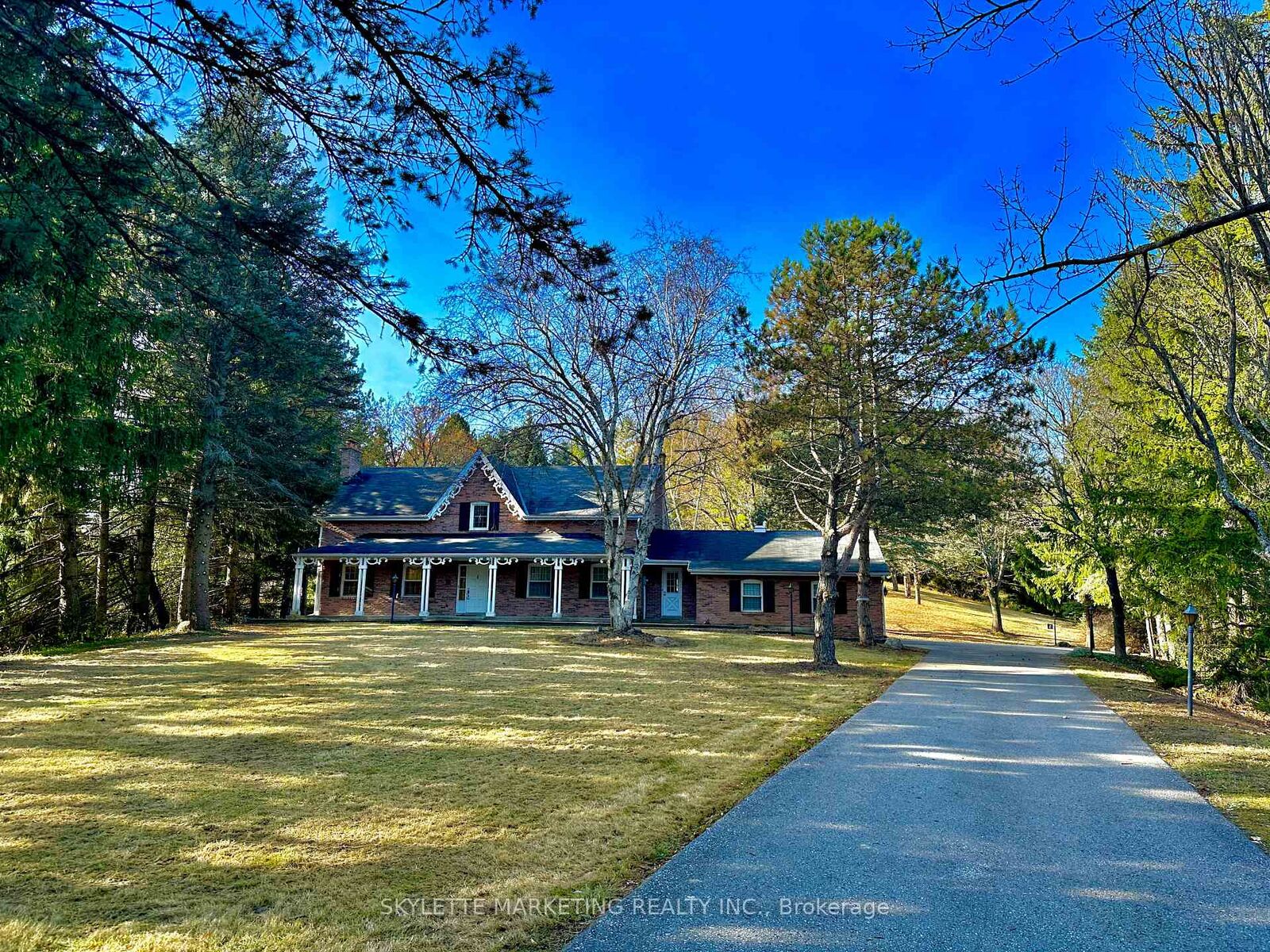 Property Photo:  8 Blue Grass Drive  ON L4G 6W4 