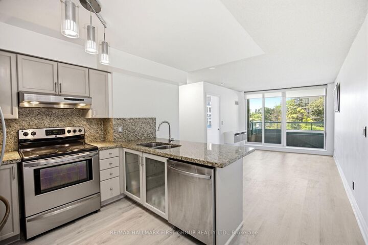 Property Photo:  33 Elm Drive W 303  ON L5B 4M2 