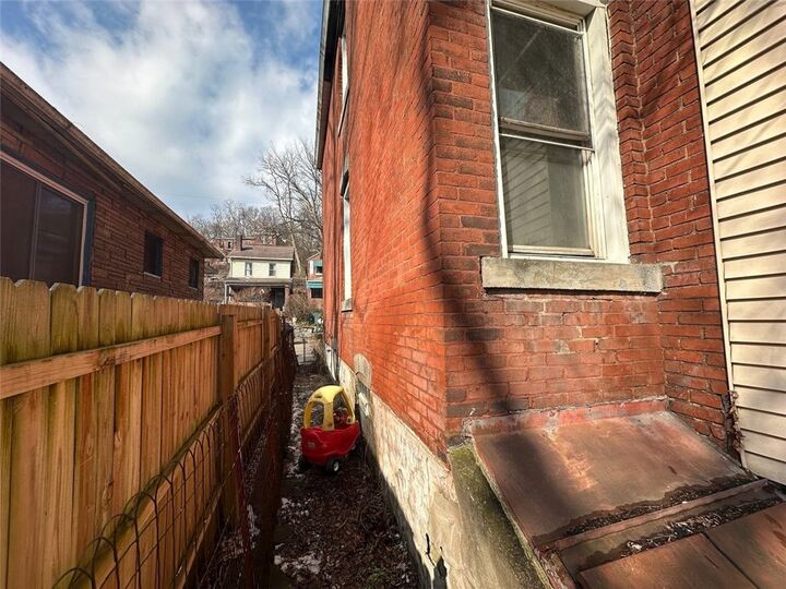 Property Photo:  234 Renova St  PA 15207 