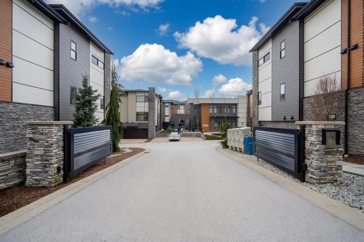 Property Photo: 33209 Cherry Avenue 3 BC V2V 0G8
