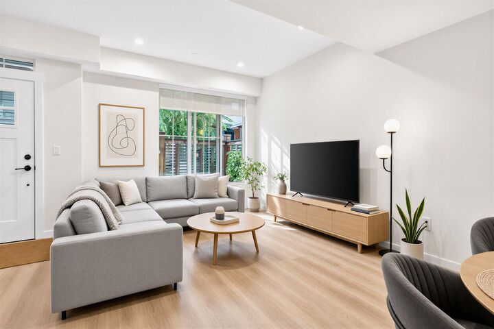 Property Photo:  237 Ridgeway Avenue 6  BC V7L 0H6 