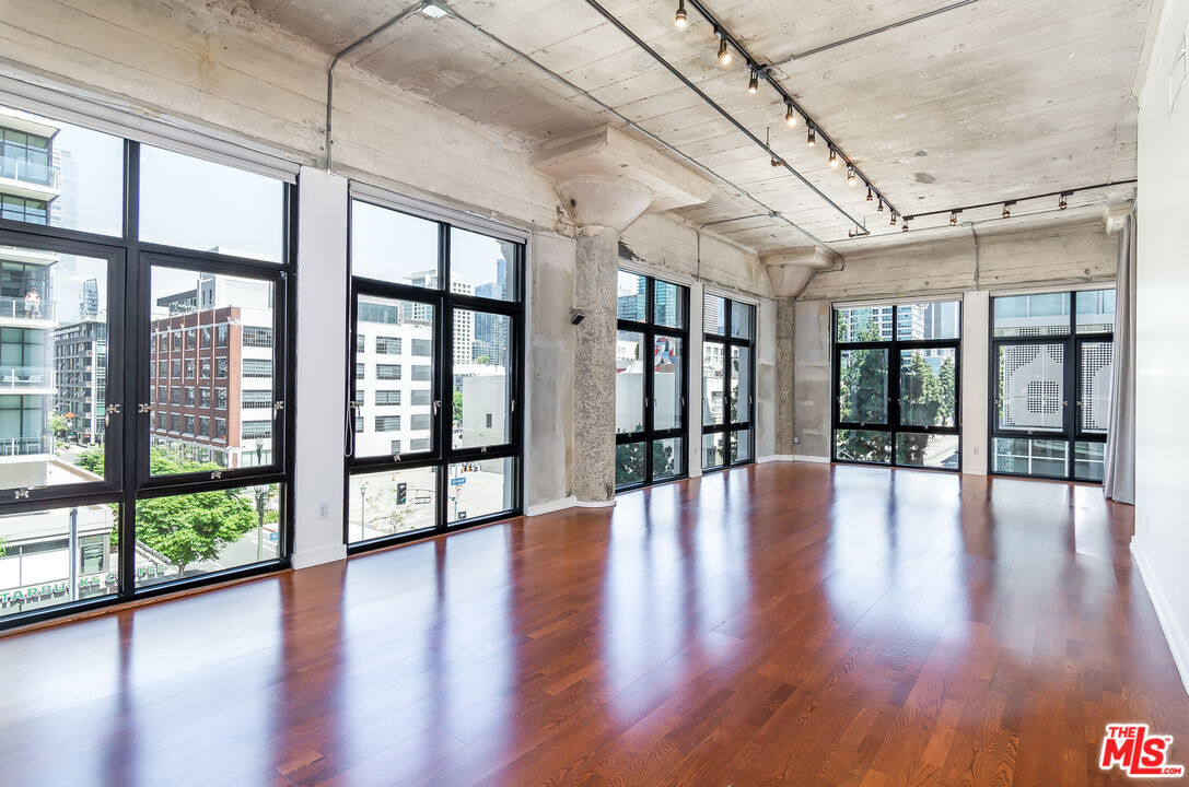 Property Photo:  330 W 11th St  CA 90015 