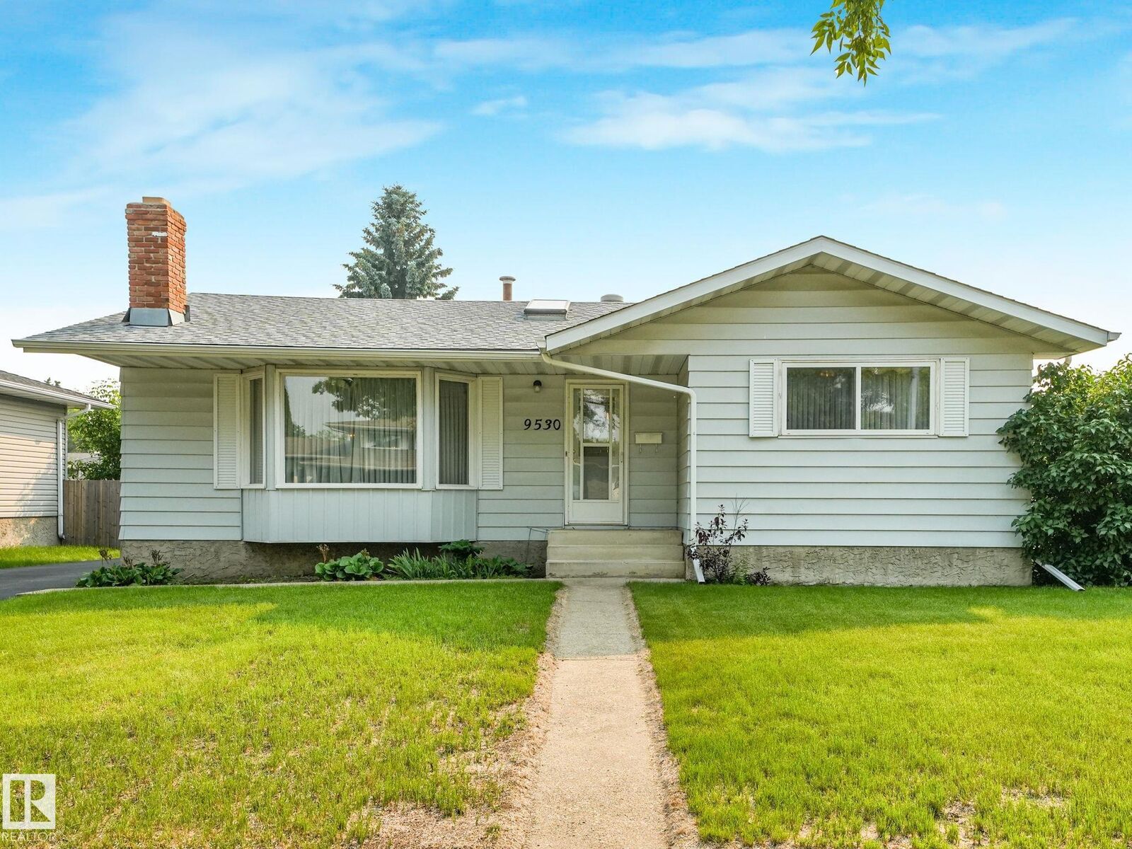 Property Photo:  9530 87 Street  AB T8L 1H1 