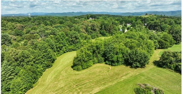 Property Photo: 826 Suncrest Orchard Road NC 28659