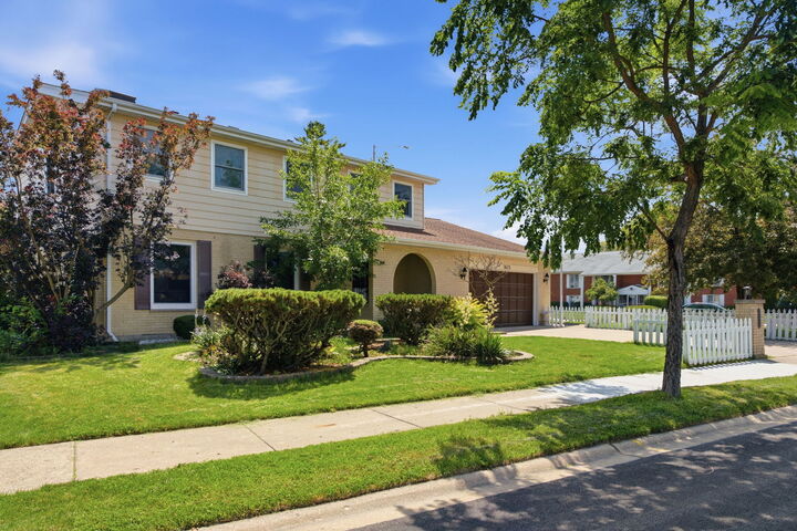 Property Photo:  1623 W Bray Court  IL 60005 