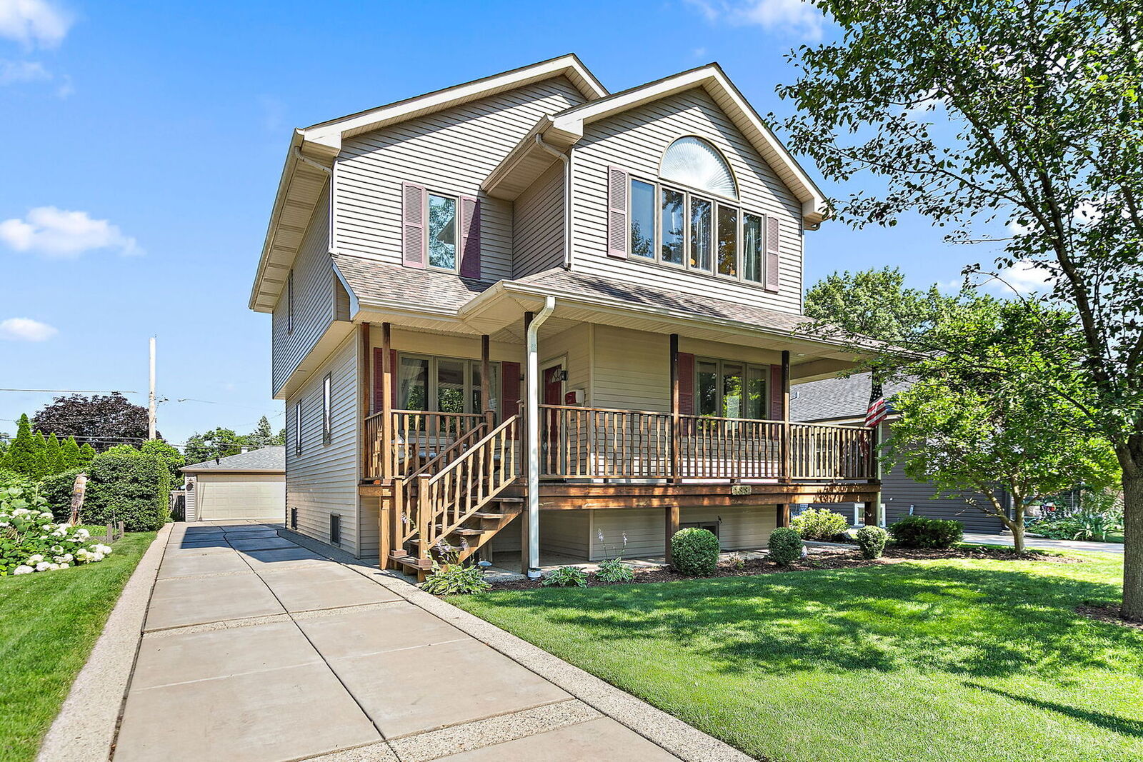 Property Photo:  133 N Elroy Avenue  IL 60103 