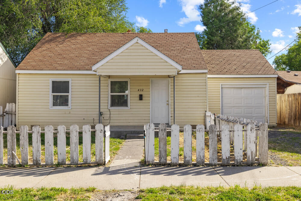 Property Photo: 432 Division Street OR 97601