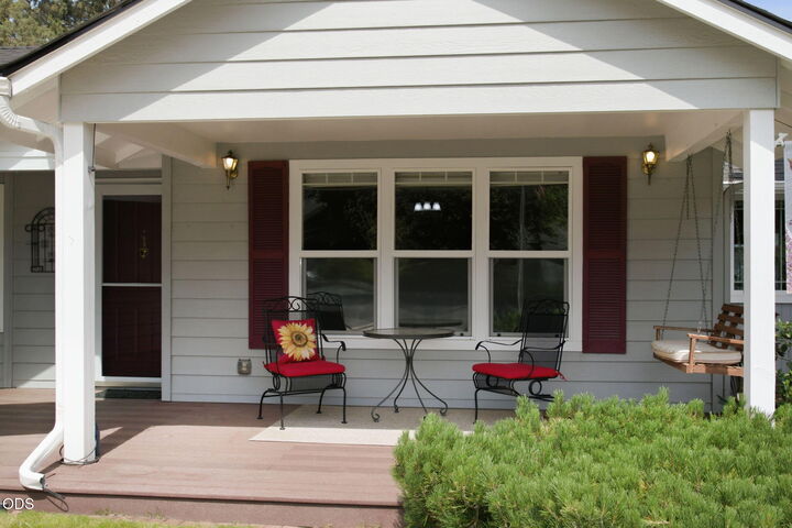 Property Photo:  1105 SE Palmwood Court  OR 97702 