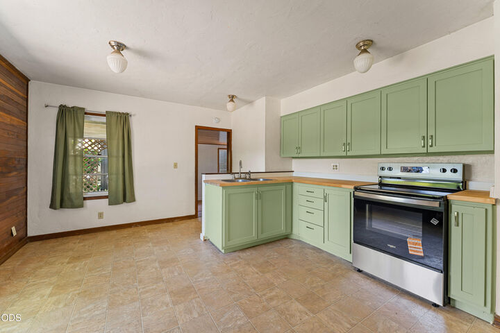 Property Photo: 1711 SW J Street OR 97526