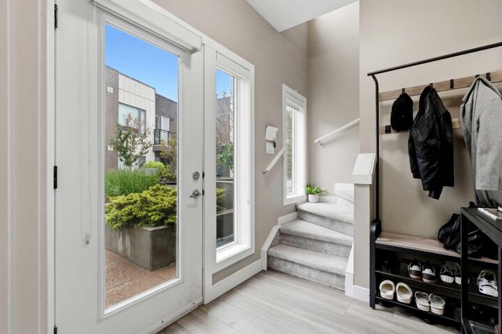 Property Photo: 71 34 Avenue SW 2 AB T2S 3H4