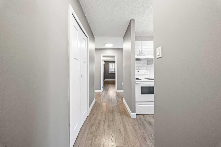 Property Photo: 718 12 Avenue SW 202 AB T2R 0H7