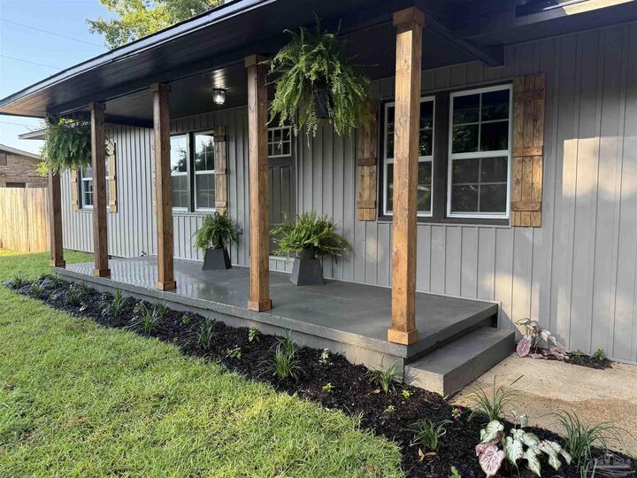 Property Photo: 5338 Hutto Ln FL 32565