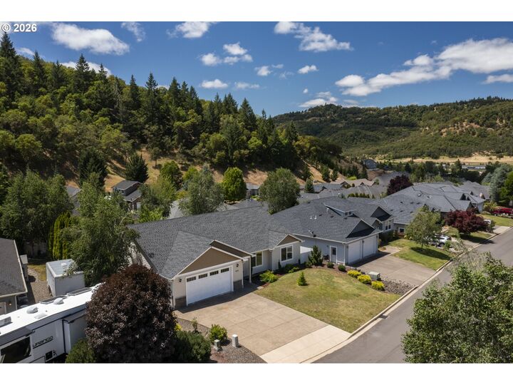 Property Photo: 422 Oak Valley Loop OR 97495