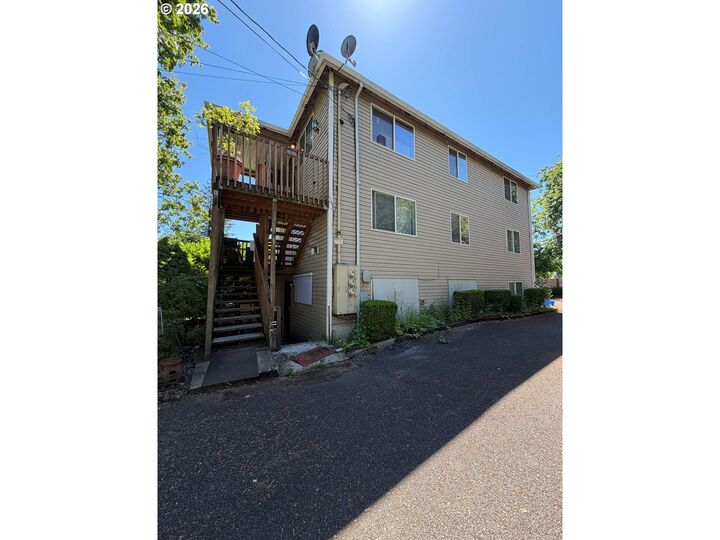 Property Photo:  11722 SE Ankeny St  OR 97216 