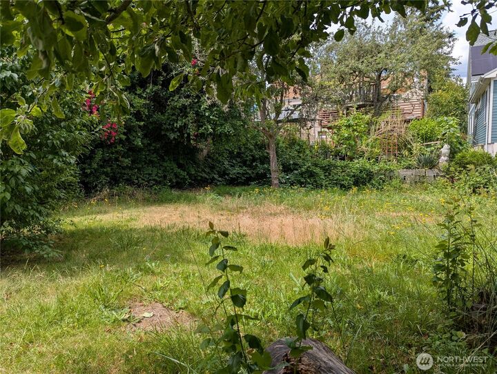 Property Photo:  