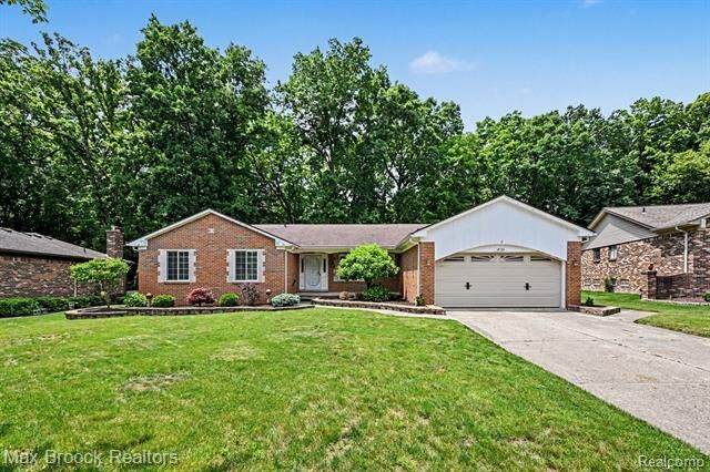Property Photo:  18733 Yorkshire Drive  MI 48152 