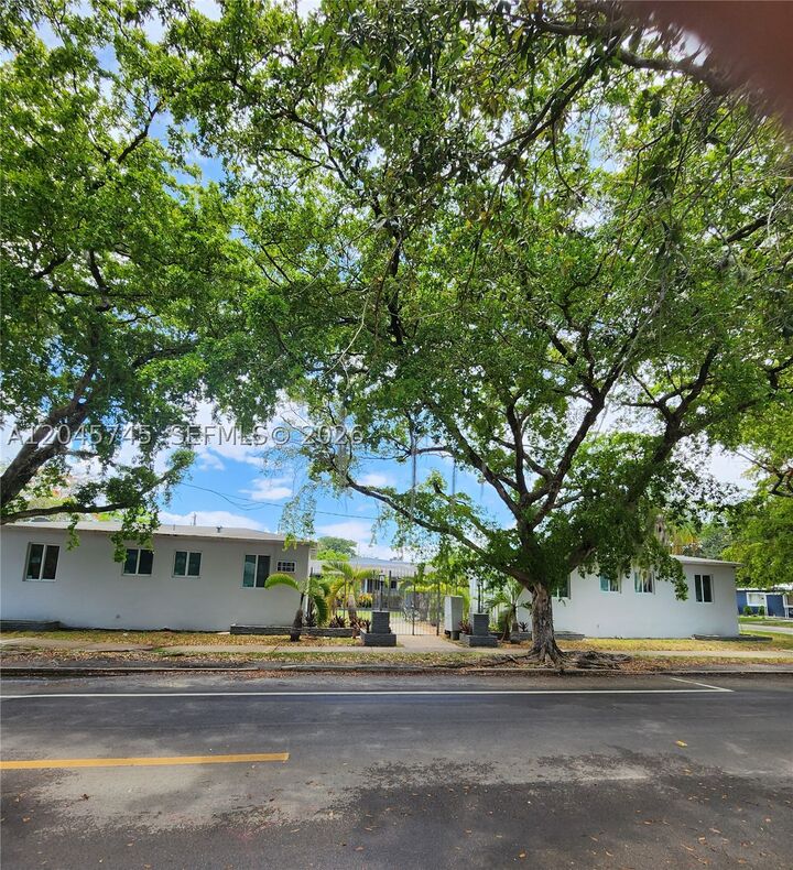 Property Photo: 2000 Washington St FL 33020
