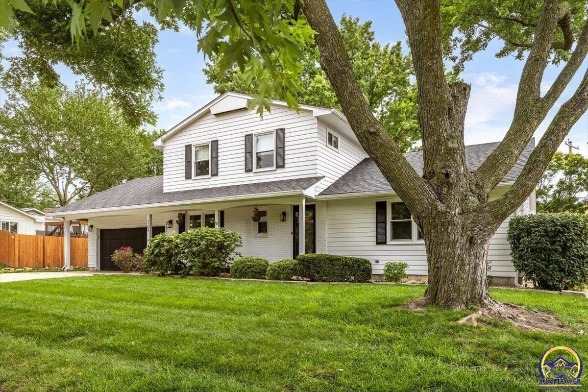 Property Photo:  3208 SW College Ave  KS 66611 