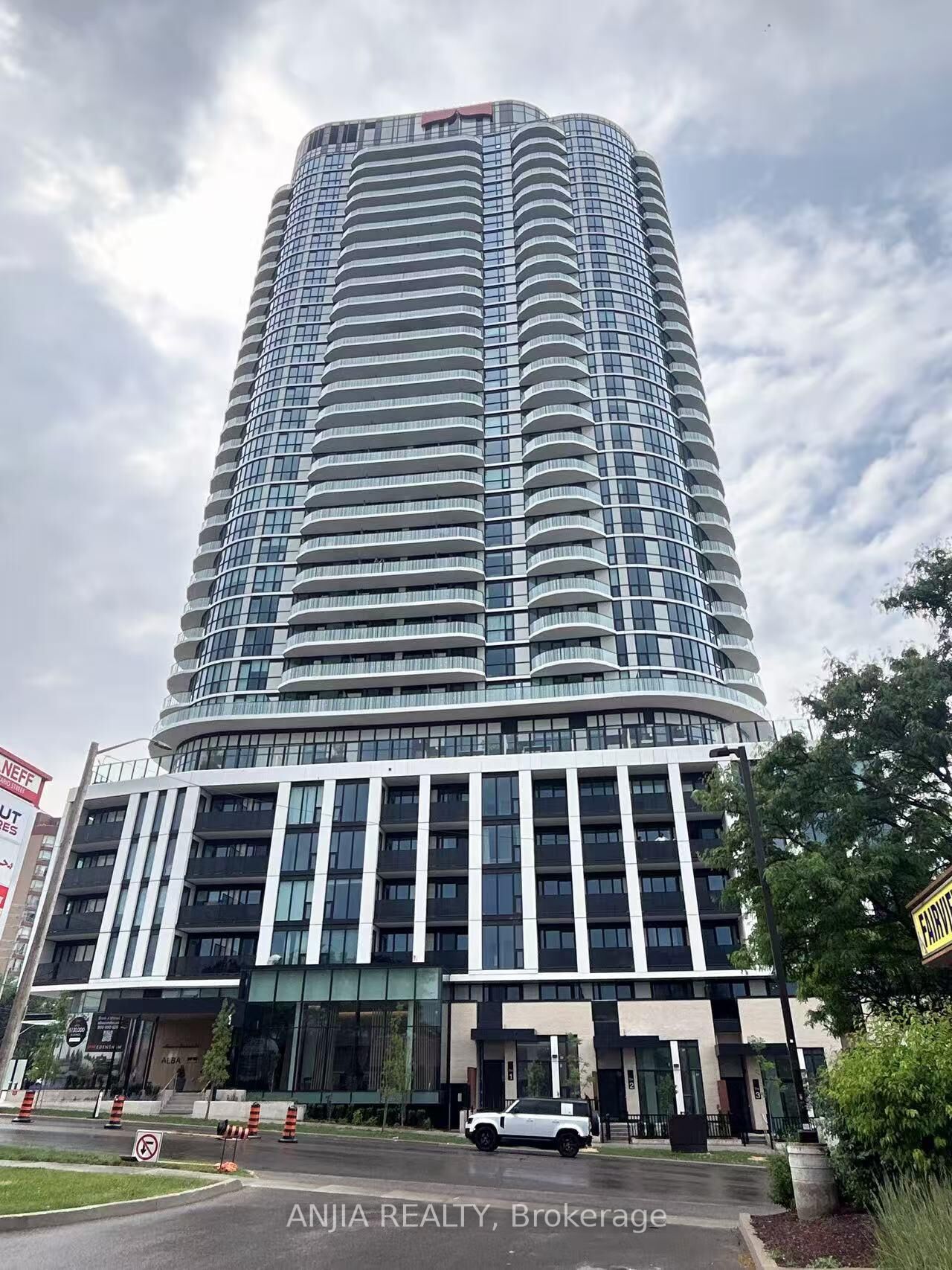 Property Photo:  1 Fairview Road E 2906  ON L5A 0B4 