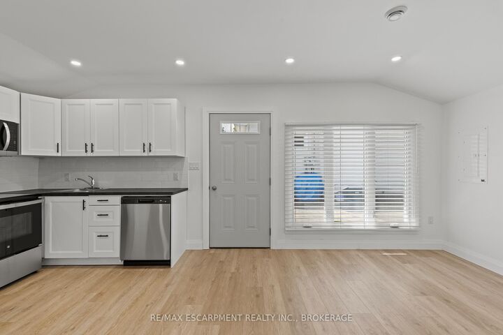 Property Photo:  362 Gatfield Avenue Unit 2  ON L3B 5B2 