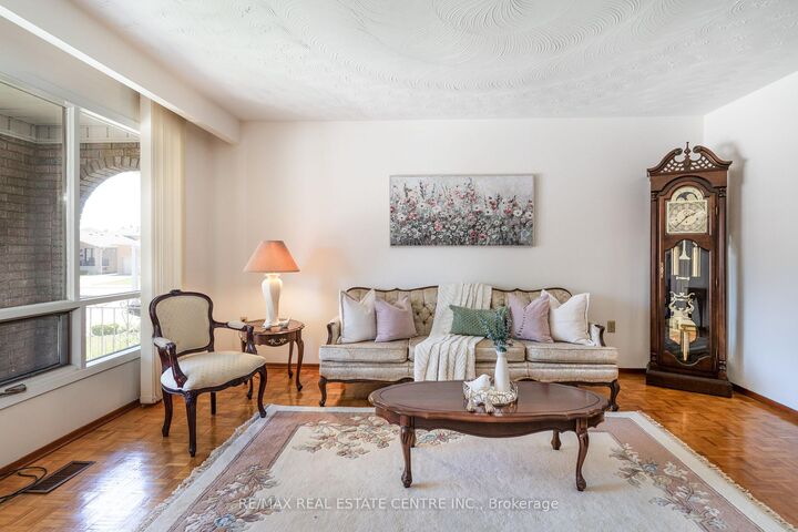 Property Photo: 102 Markson Crescent ON L8T 4W4