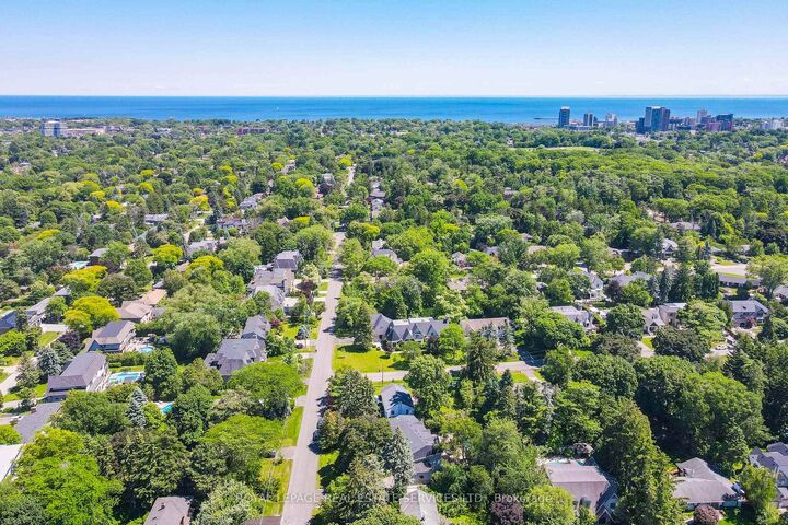 Property Photo: 1568 Broadmoor Avenue ON L5G 3V1