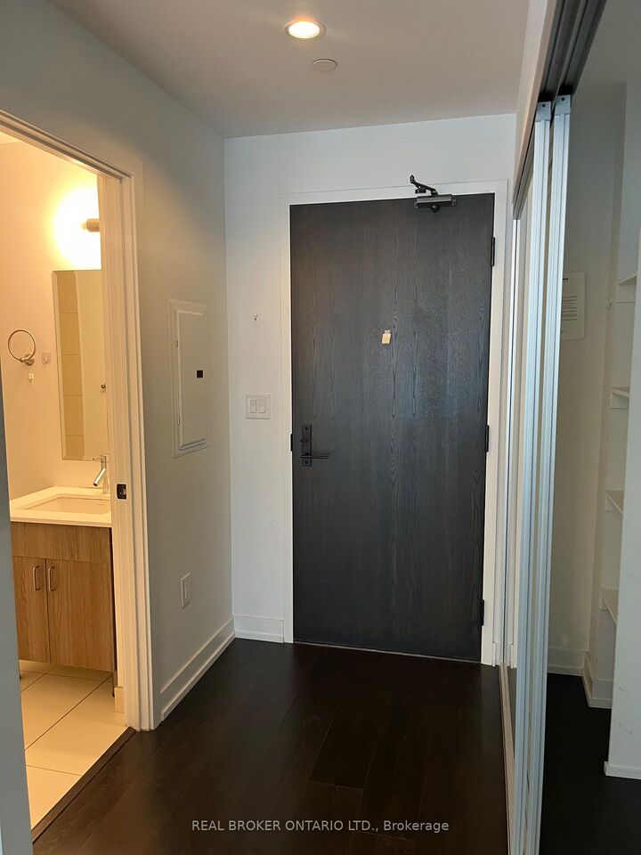 Property Photo:  426 University Avenue 2707  ON M5G 1S9 