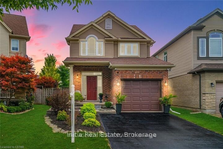 940 Mapleridge Street — photo 1