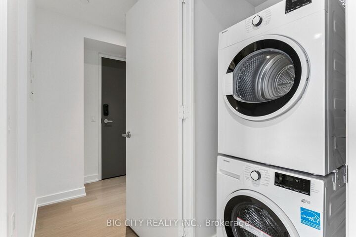 Property Photo: 448 Burnhamthorpe Road W 4501 ON L5B 4M6