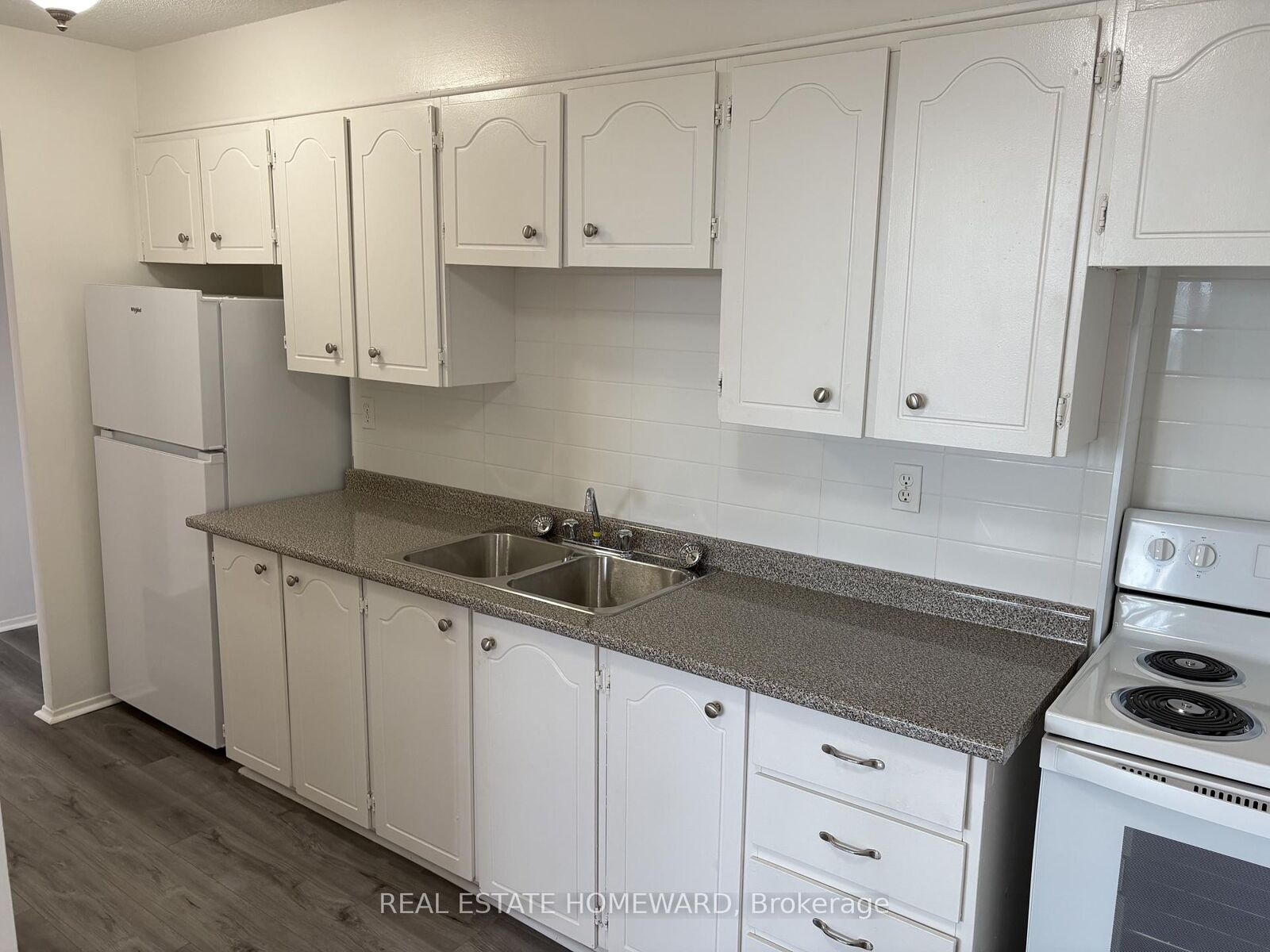 Property Photo:  2720 Windwood Drive 606  ON L5N 2S8 