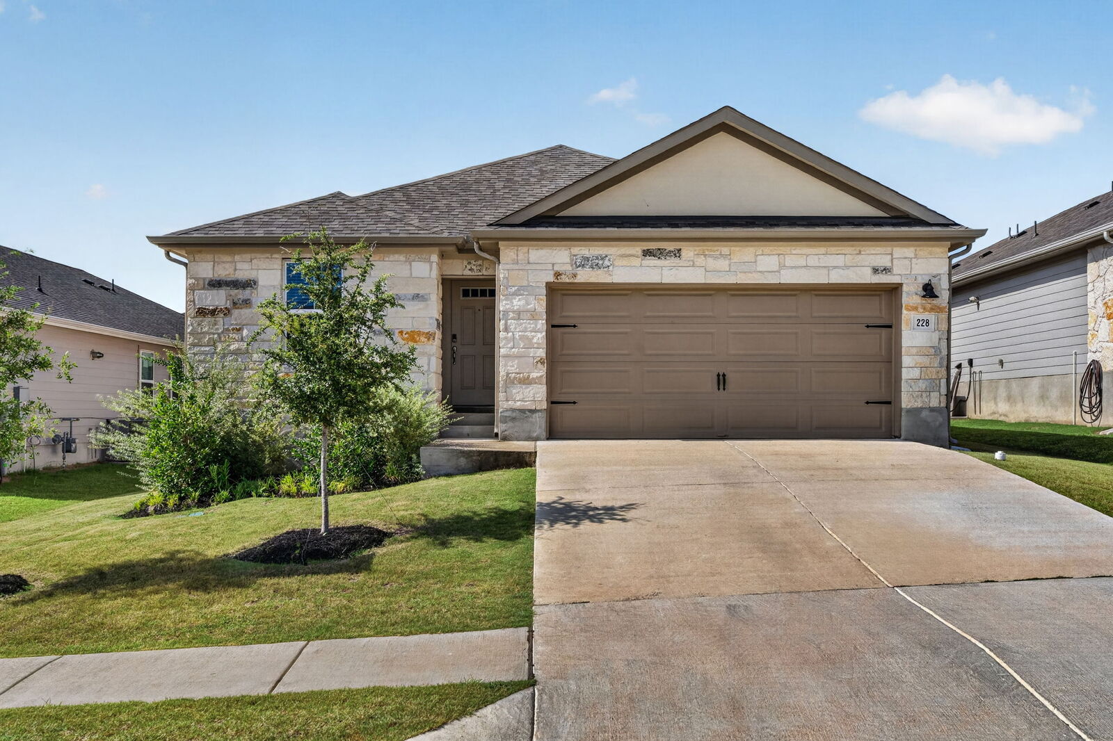 Property Photo: 228 El Capitan Loop TX 78620
