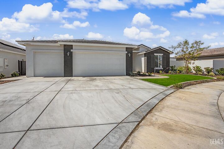 Property Photo: 12605 Petaluma Court CA 93311