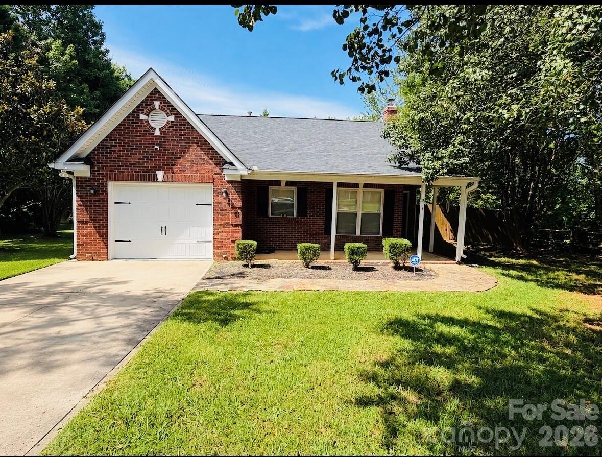 Property Photo: 914 Milkfarm Court NC 28110