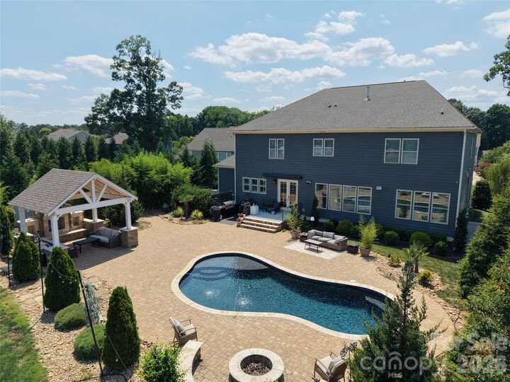 Property Photo:  142 Farm Knoll Way  NC 28117 