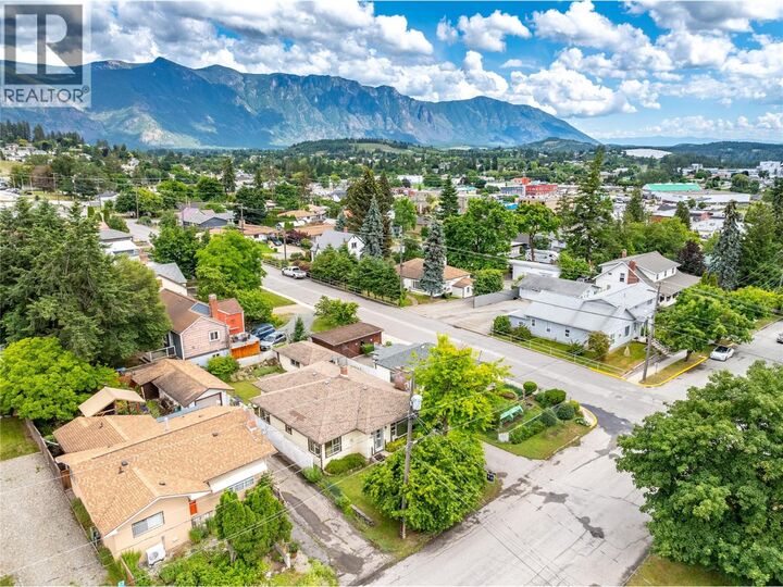 Property Photo: 306 11th N Avenue BC V0B 1G0