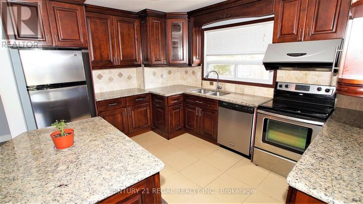 Property Photo: 32 Niantic Crescent Main ON M3A 2H7