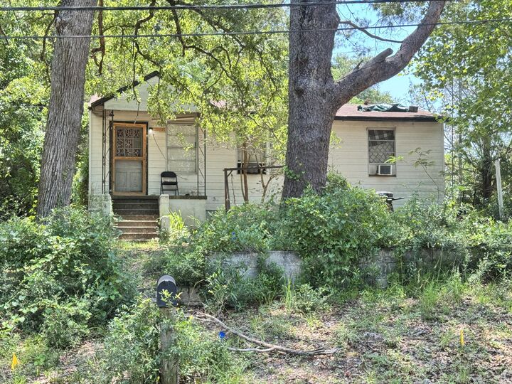 Property Photo: 602 Dixie Street FL 32536