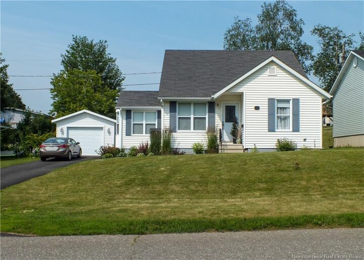 121 Creighton Street South — photo 1