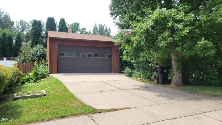 Property Photo:  1230 Coulee Road  ND 58501 